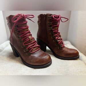 Lucky Brand Joss Brown Leather stacked heel inner zip Ankle Boots with Red Laces